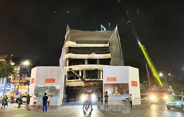 Hà Nội bắt đầu phá dỡ tòa nhà Hàm cá mập- Ảnh 1. Hà Nội bắt đầu phá dỡ tòa nhà Hàm cá mập- Ảnh 1.