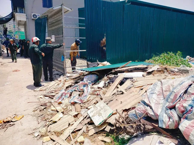 Cưỡng chế loạt công trình kiên cố 'núp bóng' nhà tôn- Ảnh 2. Cưỡng chế loạt công trình kiên cố 'núp bóng' nhà tôn- Ảnh 2.