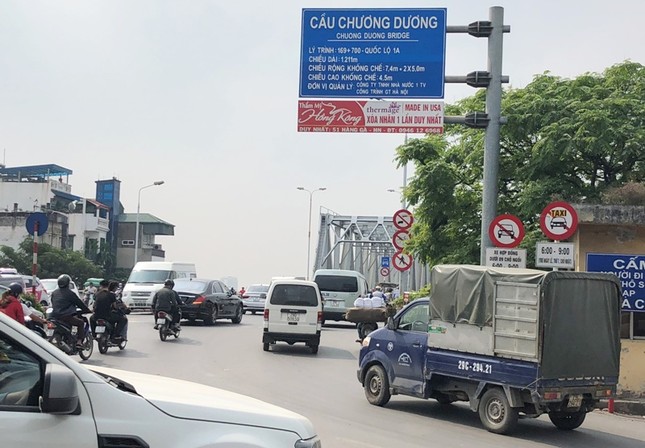 Sau vụ xe Mercedes lao sông Hồng: Phải hạn chế ôtô đi làn xe máy ảnh 1