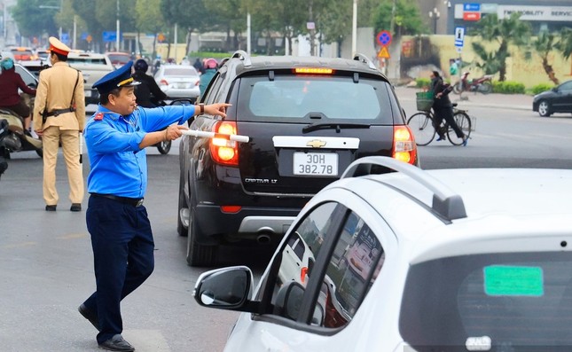 Cảnh sát phân luồng, hướng dẫn xe đi vào Hà Nội từ xa để tránh ùn tắc ảnh 1