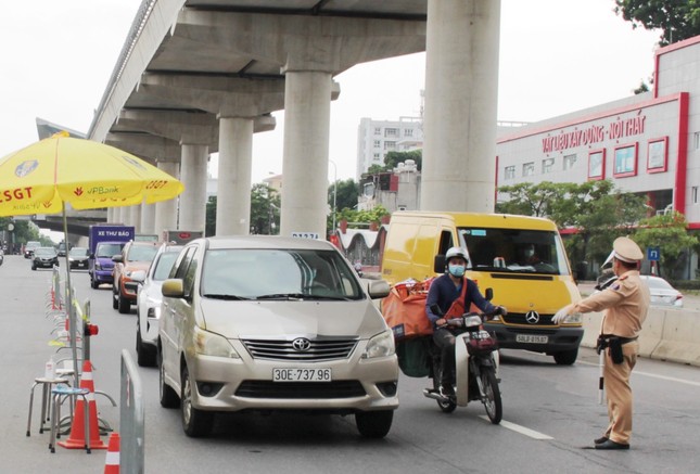 Đóng dải phân cách và cấm xe rẽ phải tại nhiều nút giao thông ở Hà Nội ảnh 1