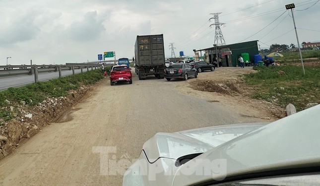 Trạm dừng nghỉ cao tốc quá tải, xe được thông báo hạn chế thời gian lưu trú ảnh 1