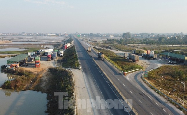 Trạm dừng nghỉ cao tốc quá tải, xe được thông báo hạn chế thời gian lưu trú ảnh 2