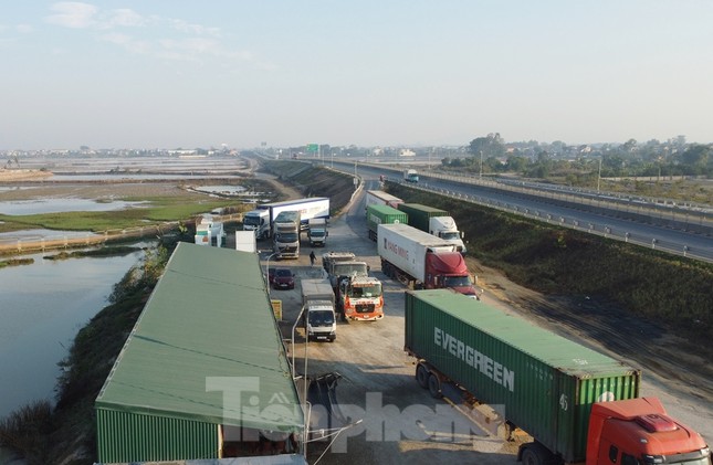Trạm dừng nghỉ cao tốc quá tải, xe được thông báo hạn chế thời gian lưu trú ảnh 4