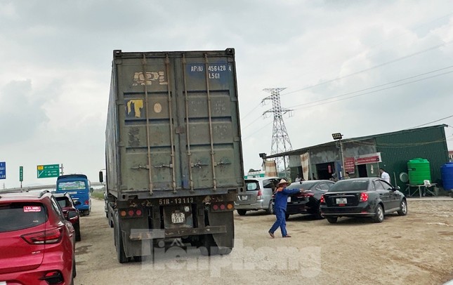 Trạm dừng nghỉ cao tốc quá tải, xe được thông báo hạn chế thời gian lưu trú ảnh 6