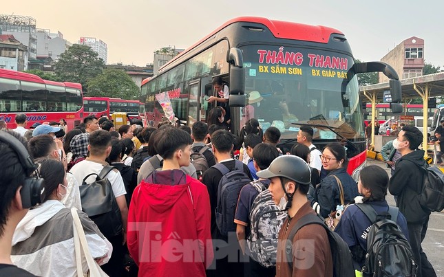 Hà Nội: Lượng khách tăng kỷ lục tại các bến xe ảnh 2