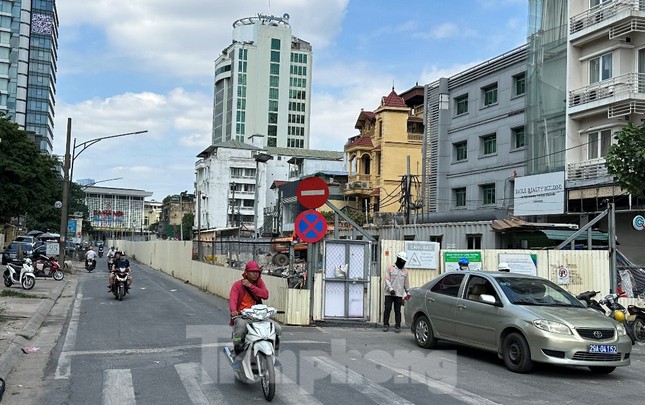Rào chắn trên đường Trần Hưng Đạo để thi công ga ngầm metro ảnh 1