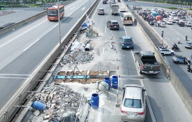 Hà Nội: Đường trên cao Vành đai 3 tiếp tục ùn tắc ảnh 3