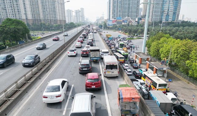 Hà Nội: Đường trên cao Vành đai 3 tiếp tục ùn tắc ảnh 4