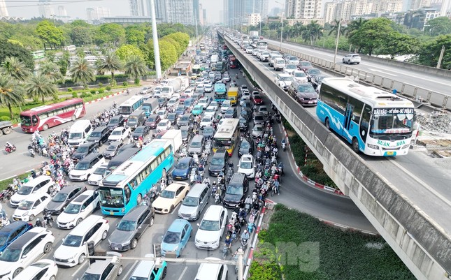 Hà Nội: Đường trên cao Vành đai 3 tiếp tục ùn tắc ảnh 6