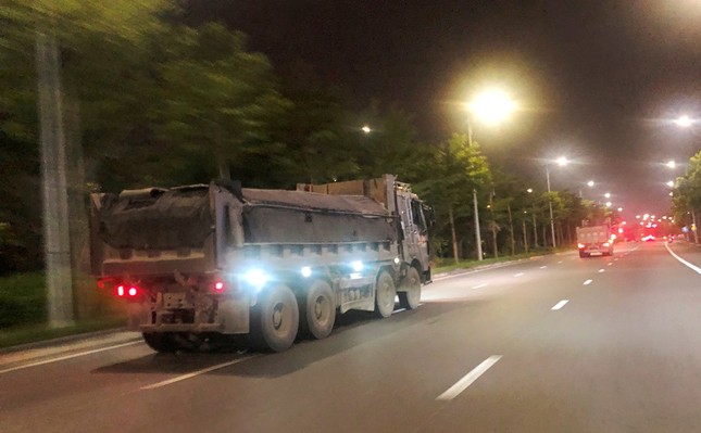 Trục đường phía nam Hà Nội ngập bùn đất ảnh 1
