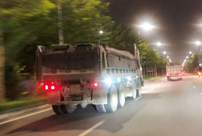 Trục đường phía nam Hà Nội ngập bùn đất ảnh 2