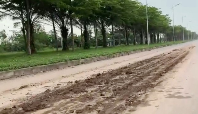 Trục đường phía nam Hà Nội ngập bùn đất ảnh 3