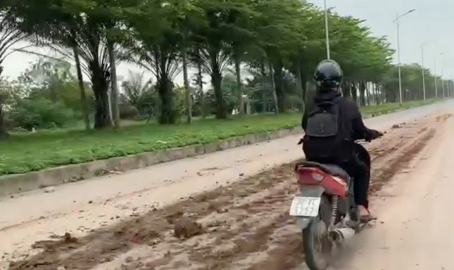 Trục đường phía nam Hà Nội ngập bùn đất ảnh 4
