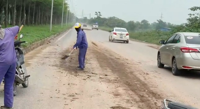 Trục đường phía nam Hà Nội ngập bùn đất ảnh 5