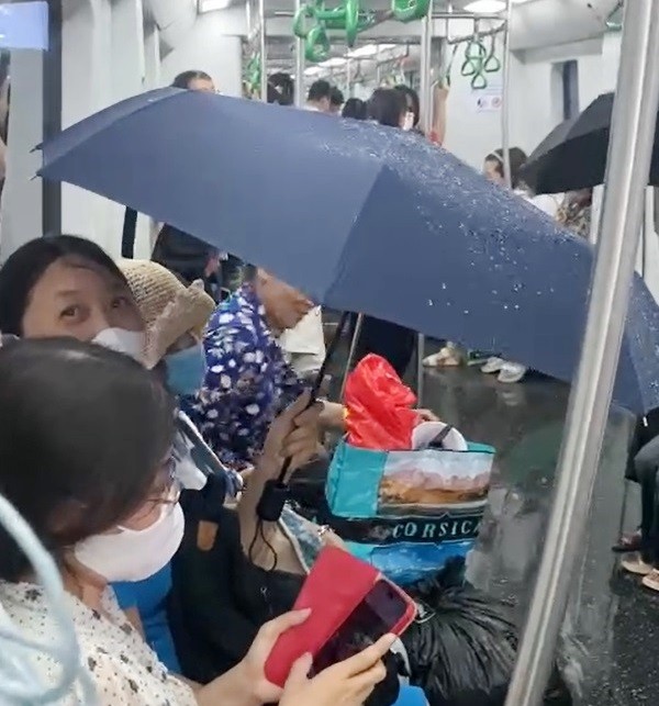 Khách đi tàu phải che ô vì dột nước: Lãnh đạo metro Hà Nội nói gì? ảnh 1