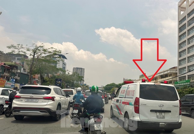 Cận cảnh xe taxi làm mờ biển số để trốn phạt nguội ảnh 1