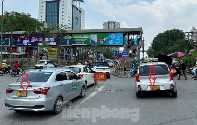 Cận cảnh xe taxi làm mờ biển số để trốn phạt nguội ảnh 3