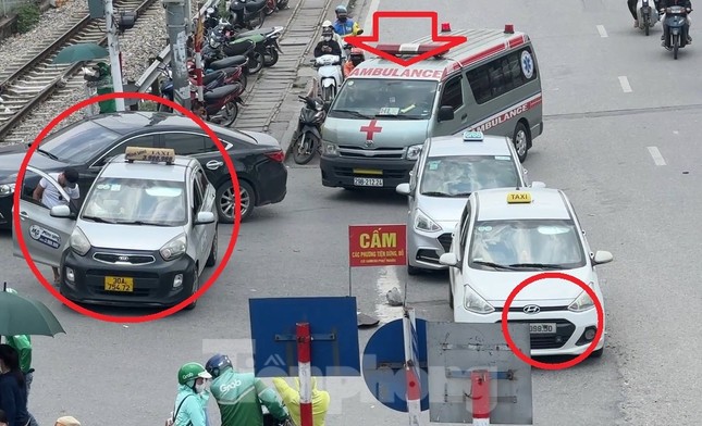 Cận cảnh xe taxi làm mờ biển số để trốn phạt nguội ảnh 5