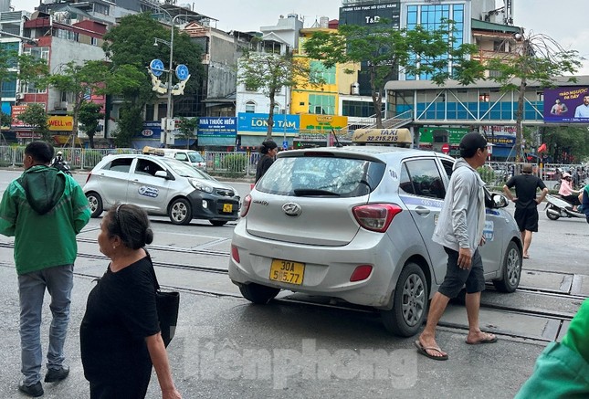 Cận cảnh xe taxi làm mờ biển số để trốn phạt nguội ảnh 6