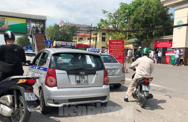Cận cảnh xe taxi làm mờ biển số để trốn phạt nguội ảnh 7