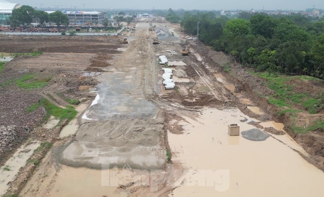 Cầu Tứ Liên hình thành đường dẫn để chuẩn bị vượt sông ảnh 3