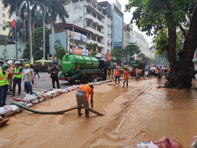 Bùn lỏng lại trào lên từ khu vực đào hầm dự án metro Nhổn - ga Hà Nội ảnh 1