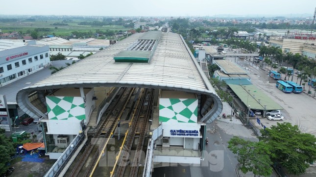Mái ga tàu Yên Nghĩa vẫn thủng ảnh 1