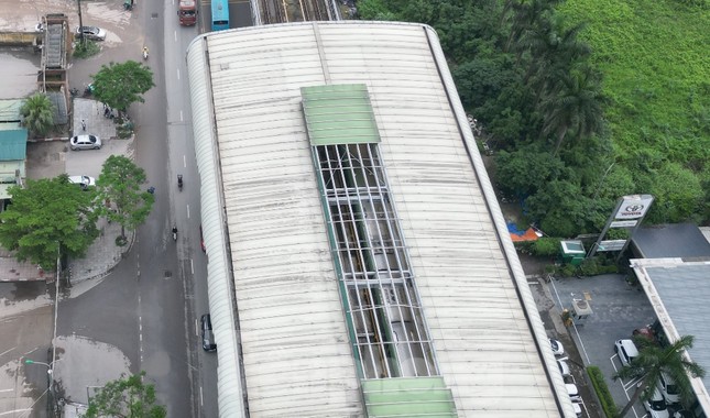 Mái ga tàu Yên Nghĩa vẫn thủng ảnh 2