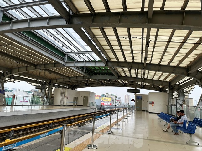 Mái ga tàu Yên Nghĩa vẫn thủng ảnh 3