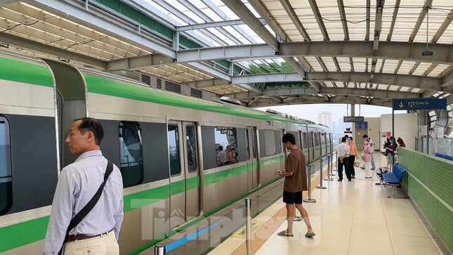 Mái ga tàu Yên Nghĩa vẫn thủng ảnh 5