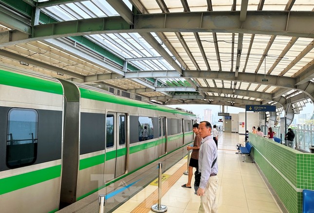 Mái ga tàu Yên Nghĩa vẫn thủng ảnh 8