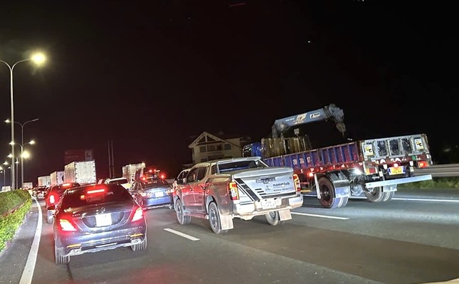 Trạm thu phí Thường Tín lỗi ETC, lái xe phải xuống đường gọi người mở barie ảnh 6