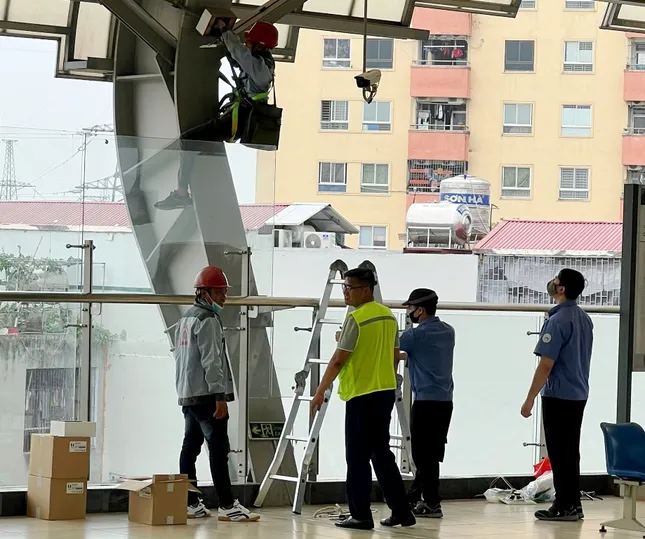 Cận cảnh ‘vá’ mái nhà ga tàu Cát Linh - Hà Đông ảnh 5