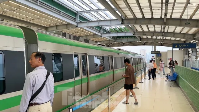 Bao giờ sửa xong mái nhà &apos;dột&apos; ga tàu Yên Nghĩa? ảnh 1
