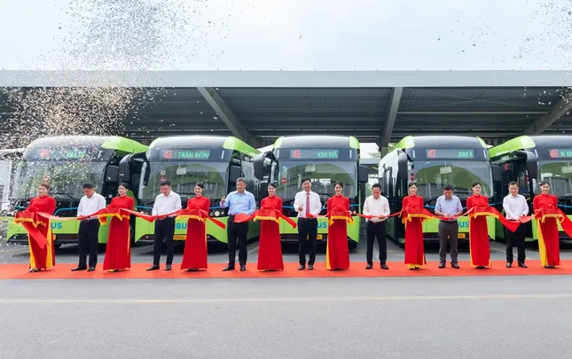 Đưa vào hoạt động xe buýt điện kết nối Đông Anh với trung tâm Hà Nội ảnh 2