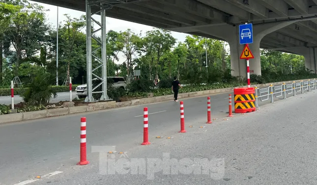 Nhiều xe đâm vào hàng rào phân làn trên 2 tuyến phố, Hà Nội gấp rút lắp thêm cảnh báo ảnh 1
