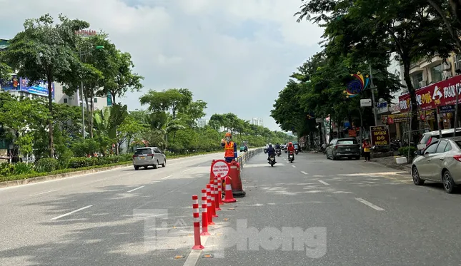 Nhiều xe đâm vào hàng rào phân làn trên 2 tuyến phố, Hà Nội gấp rút lắp thêm cảnh báo ảnh 2