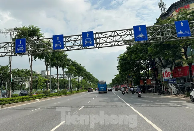 Nhiều xe đâm vào hàng rào phân làn trên 2 tuyến phố, Hà Nội gấp rút lắp thêm cảnh báo ảnh 3