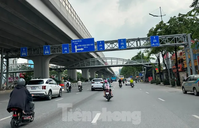 Nhiều xe đâm vào hàng rào phân làn trên 2 tuyến phố, Hà Nội gấp rút lắp thêm cảnh báo ảnh 6
