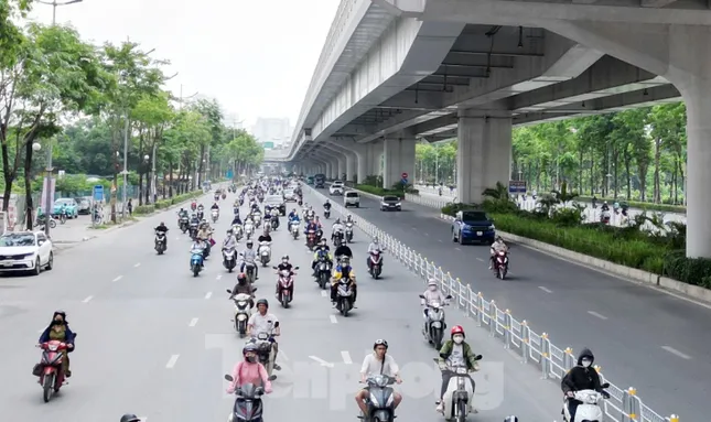 Nhiều xe đâm vào hàng rào phân làn trên 2 tuyến phố, Hà Nội gấp rút lắp thêm cảnh báo ảnh 7