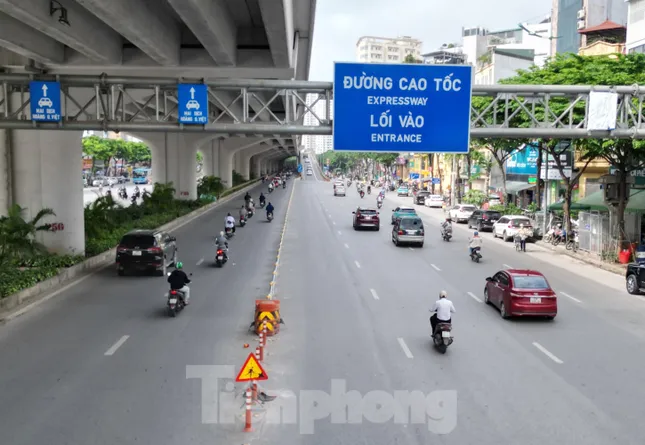 Nhiều xe đâm vào hàng rào phân làn trên 2 tuyến phố, Hà Nội gấp rút lắp thêm cảnh báo ảnh 8