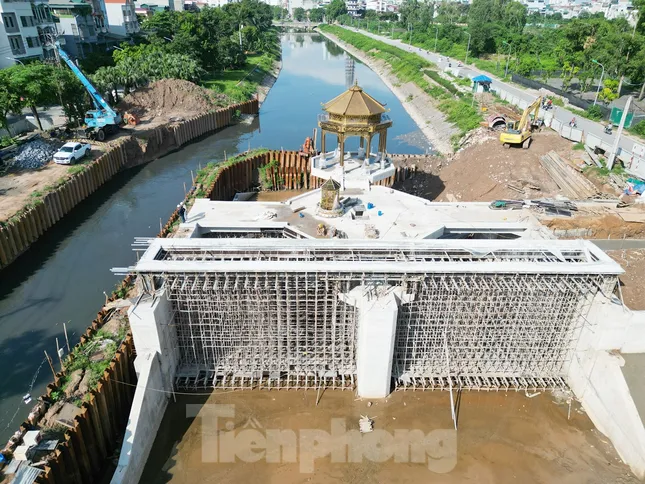 Nhiều công trường thi công vẫn ‘chặn’ dòng chảy sông Tô Lịch mùa mưa lũ ảnh 1
