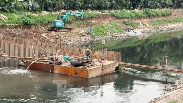 Nhiều công trường thi công vẫn ‘chặn’ dòng chảy sông Tô Lịch mùa mưa lũ ảnh 2