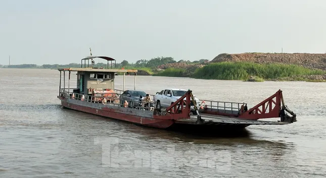 Nhiều bến cảng, bến đò chở khách qua sông Hồng Hà Nội hết phép ảnh 1