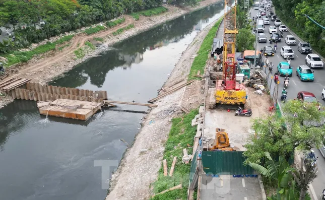 Nhiều công trường thi công vẫn ‘chặn’ dòng chảy sông Tô Lịch mùa mưa lũ ảnh 3