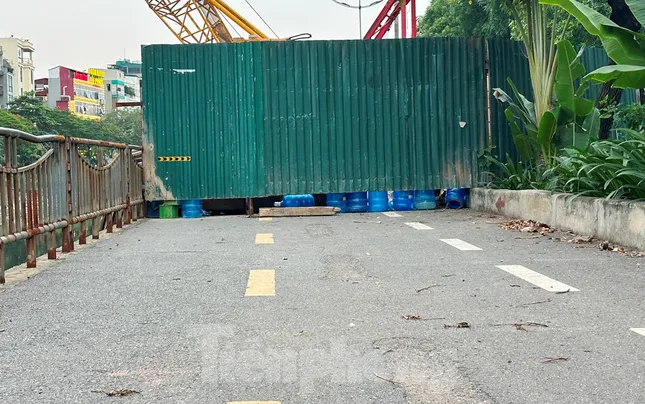 Nhiều công trường thi công vẫn ‘chặn’ dòng chảy sông Tô Lịch mùa mưa lũ ảnh 4