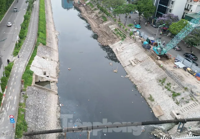 Nhiều công trường thi công vẫn ‘chặn’ dòng chảy sông Tô Lịch mùa mưa lũ ảnh 5