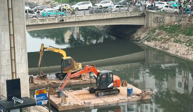 Nhiều công trường thi công vẫn ‘chặn’ dòng chảy sông Tô Lịch mùa mưa lũ ảnh 6