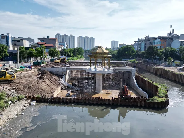 Nhiều công trường thi công vẫn ‘chặn’ dòng chảy sông Tô Lịch mùa mưa lũ ảnh 7